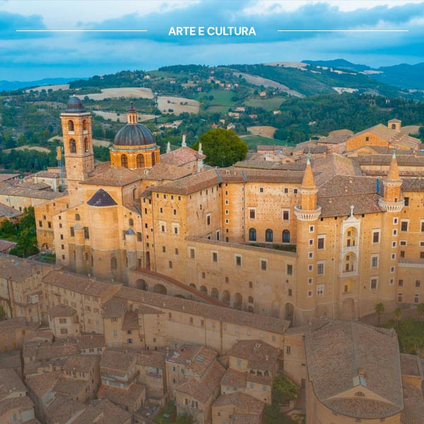 Urbino, un abbraccio di storia e bellezza