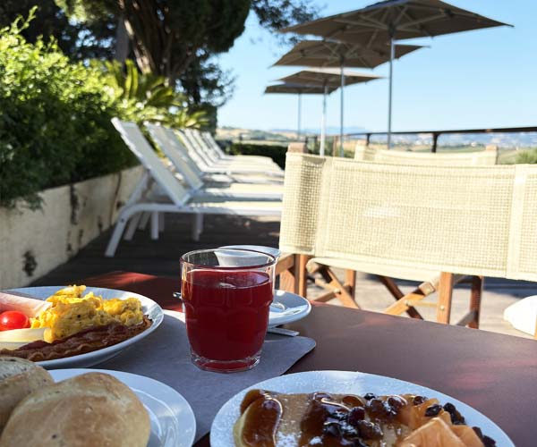 Outdoor breakfast