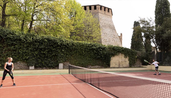 Coppia pronta per una partita a tennis