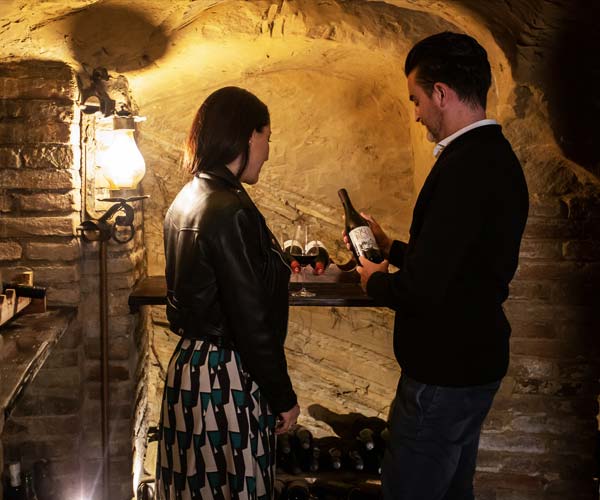 Grotta con selezione di vino